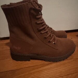 NWOB Blowfish Brown Women's Boots Size 9